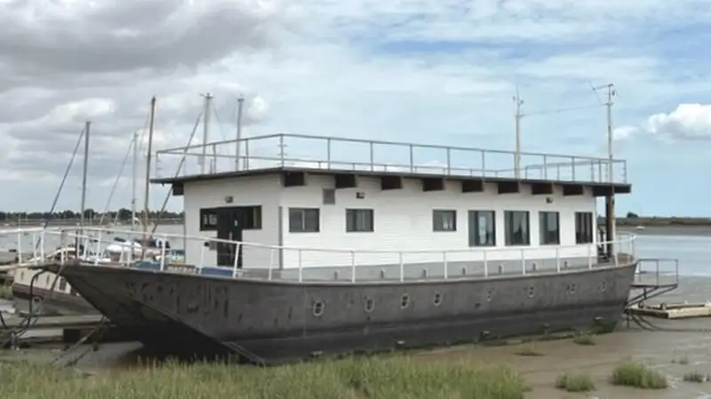 Accommodation barge for sale